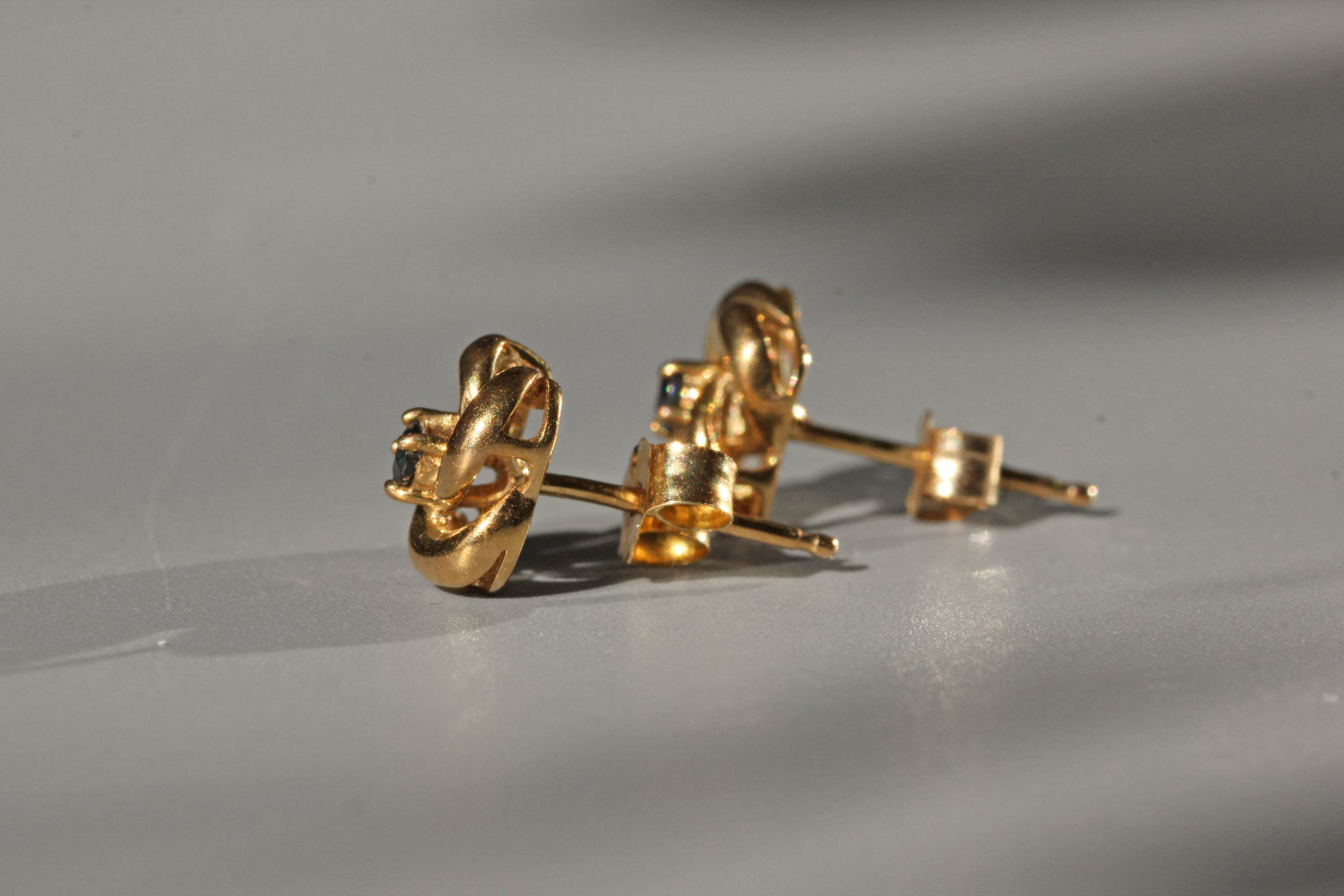 Vintage sapphire love knot stud earrings in 9 carat gold side profile 
