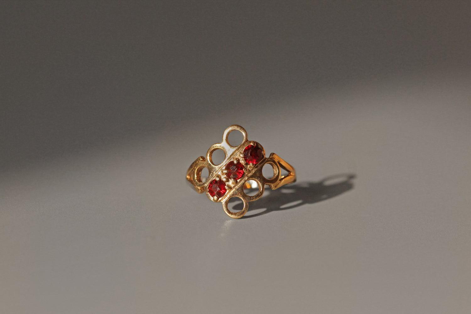 Vintage garnet trilogy openwork panel ring in 9ct gold