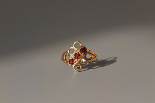 Vintage garnet trilogy openwork panel ring in 9ct gold