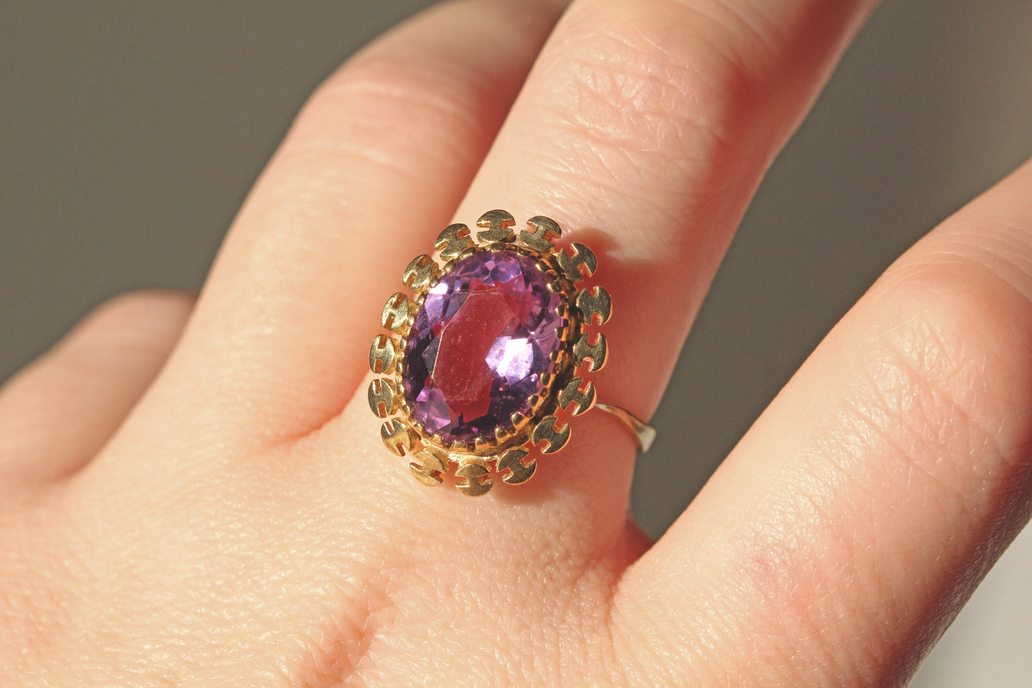 Vintage purple amethyst solitaire ring, in 9 carat gold