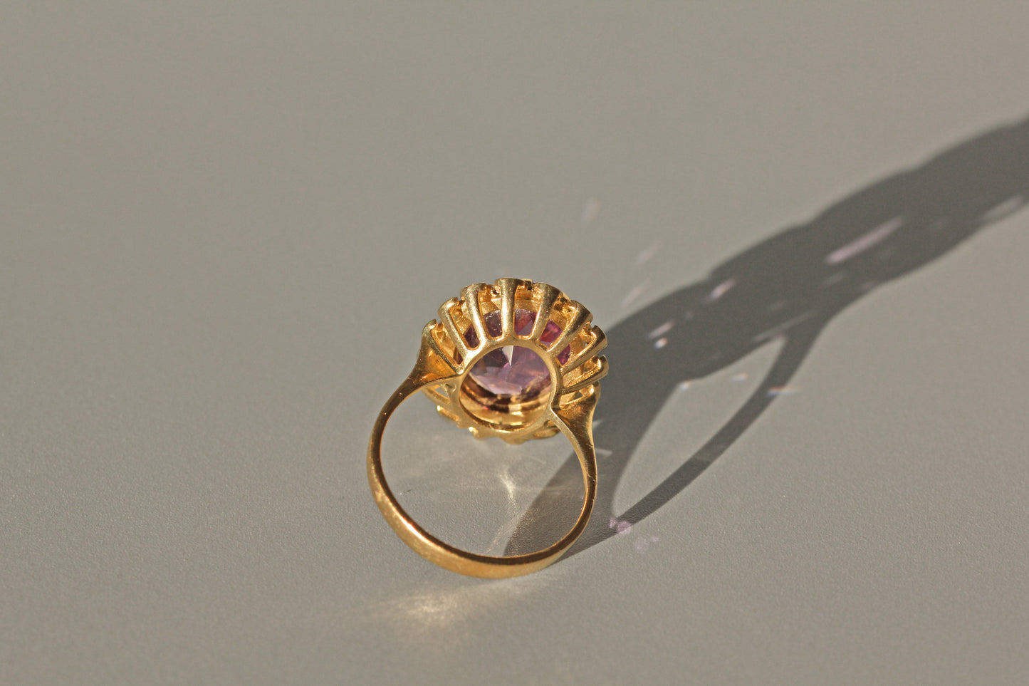 Vintage purple amethyst solitaire ring, in 9 carat gold