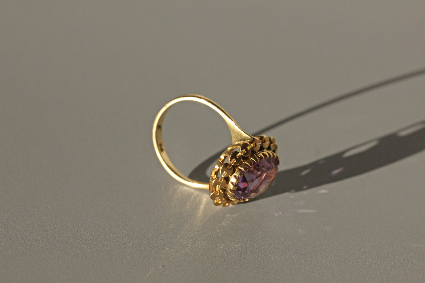 Vintage purple amethyst solitaire ring, in 9 carat gold
