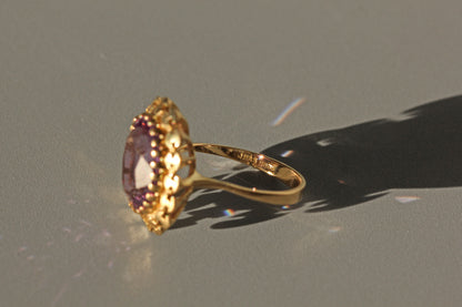 Vintage purple amethyst solitaire ring, in 9 carat gold