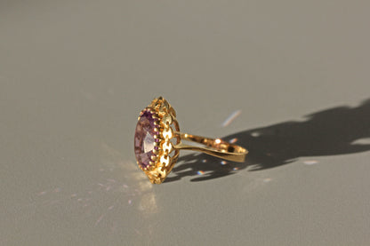 Vintage purple amethyst solitaire ring, in 9 carat gold