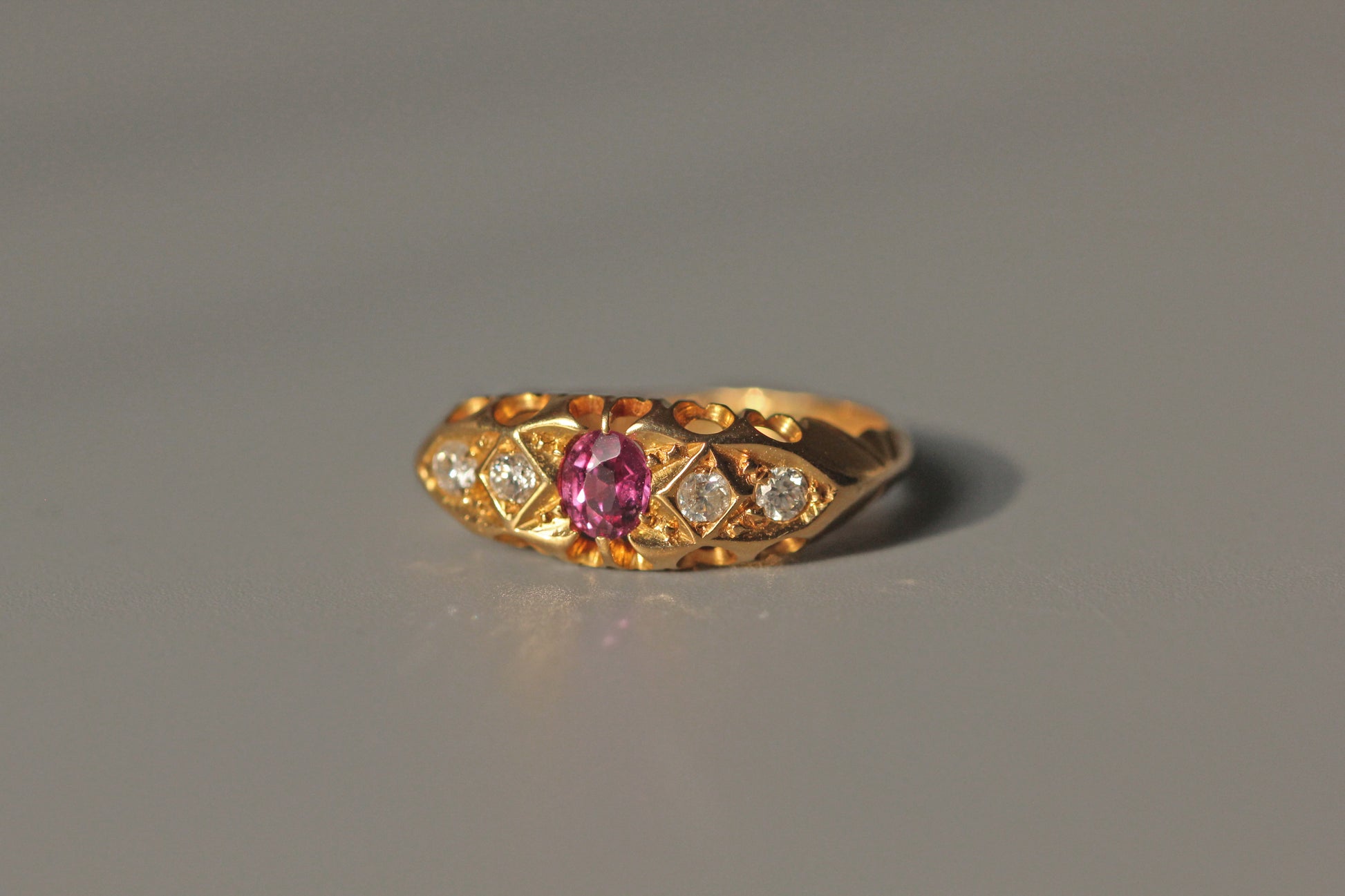 Antique victorian ruby & diamond ring, in 18 carat gold