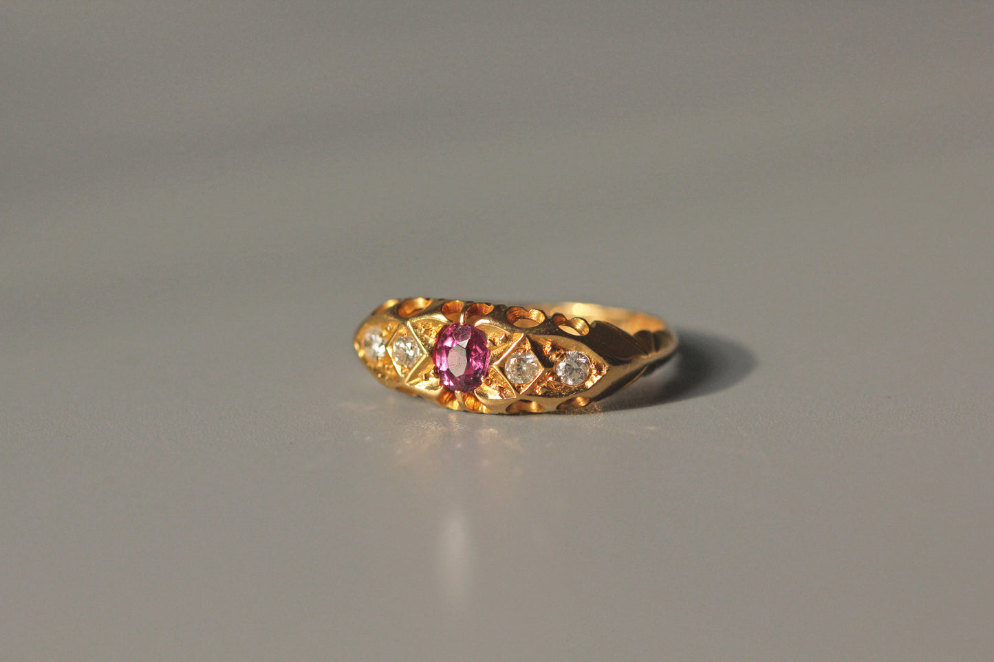 Antique victorian ruby & diamond ring, in 18 carat gold