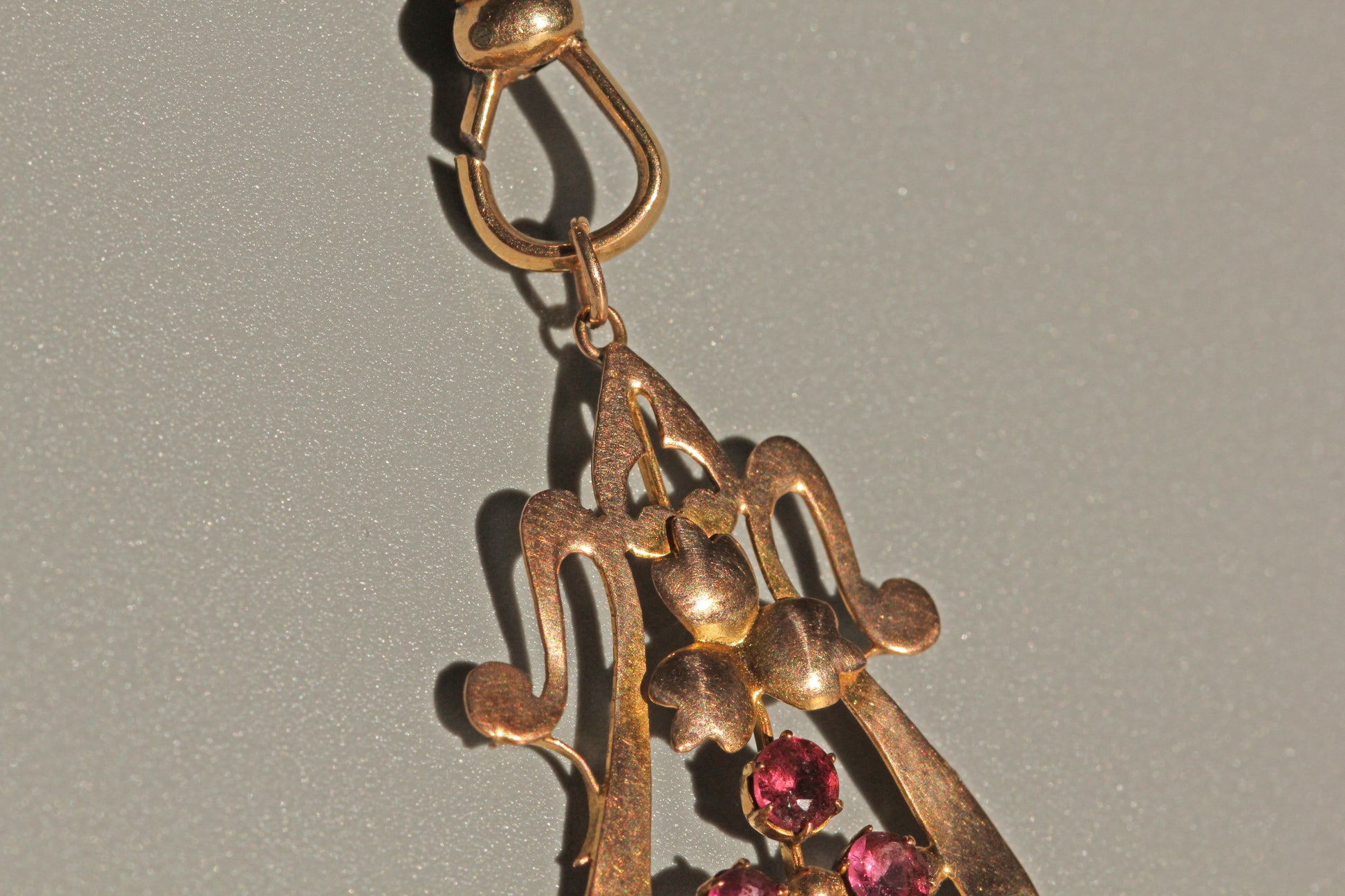 Edwardian Art Nouveau pendant with ivy leaf motif
