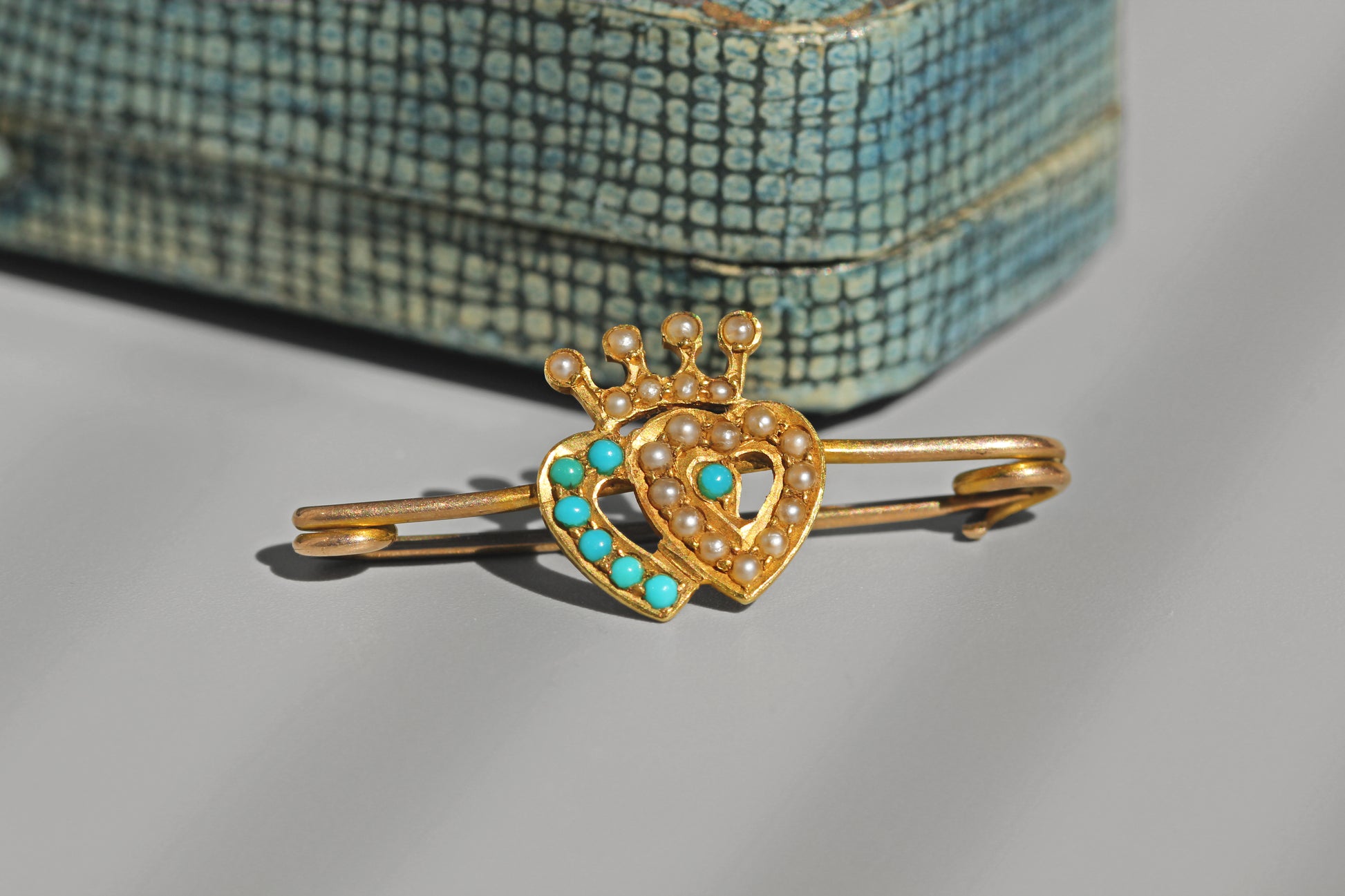 Antique 15ct gold bar brooch with romantic Luckenbooth style symbolism and turquoise accents