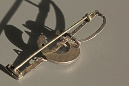 Antique lucky horseshoe riding crop brooch, in sterling silver