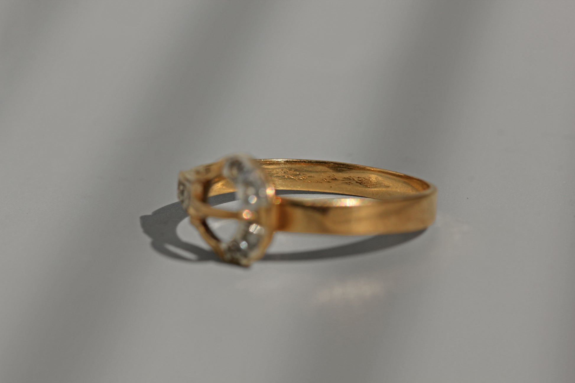 Side view vintage diamond buckle ring in gold

