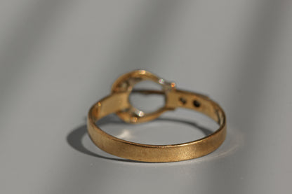 Vintage gold ring with buckle design and diamonds