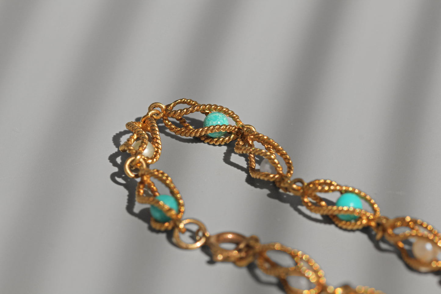 Elegant 1960s pearl and amazonite bracelet in 9ct gold
