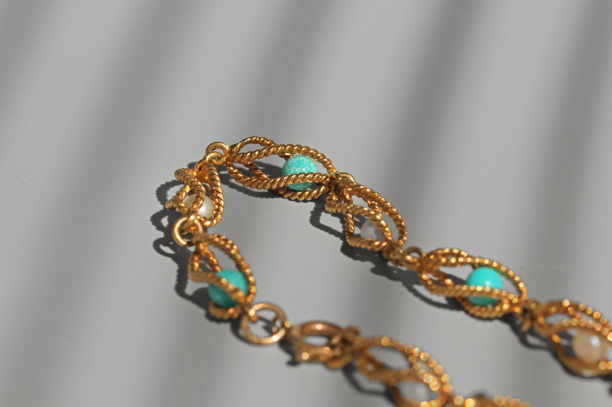 Elegant 1960s pearl and amazonite bracelet in 9ct gold
