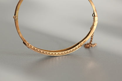 Antique victorian diamond and sapphire bangle, in 9 carat gold