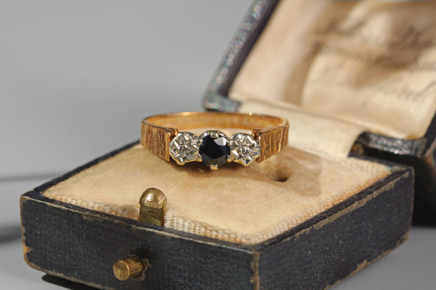 Vintage diamond and sapphire trilogy ring, in 9 carat gold
