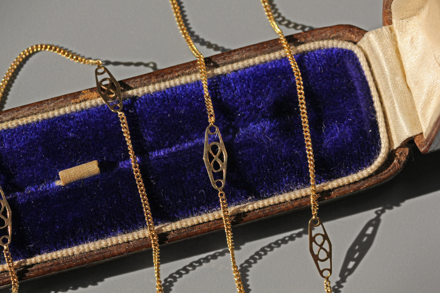 Vintage dainty fine curb link station chain, in 9 carat gold