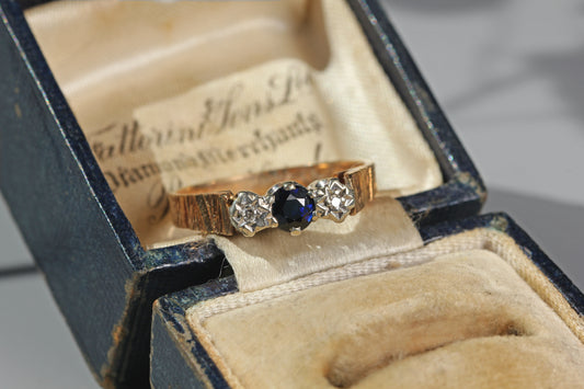 Vintage diamond and sapphire trilogy ring, in 9 carat gold