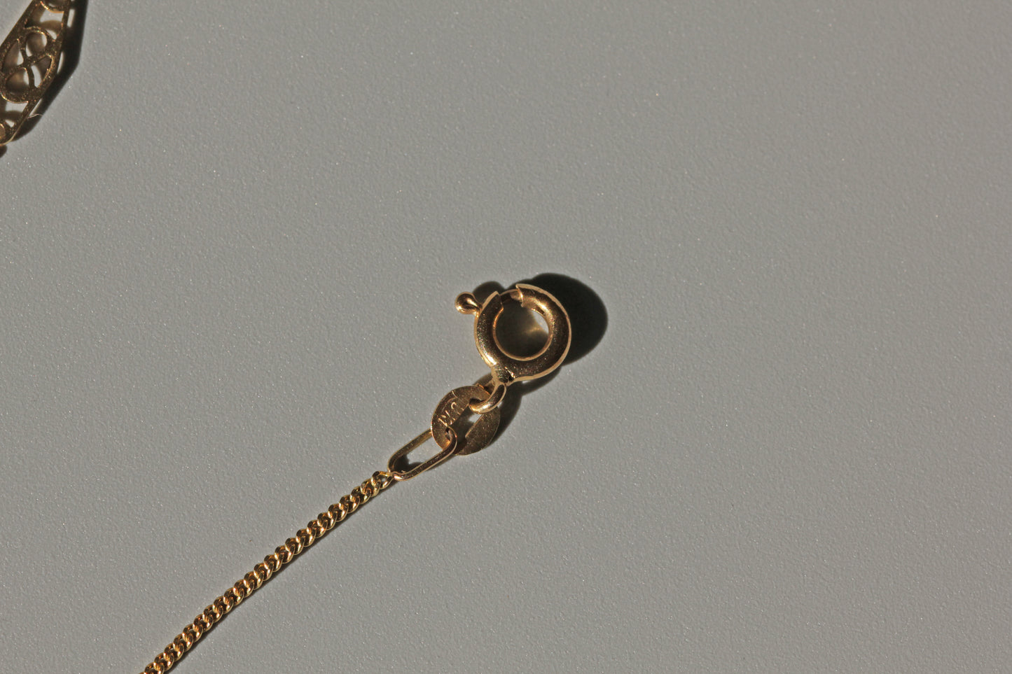 Vintage dainty fine curb link station chain, in 9 carat gold