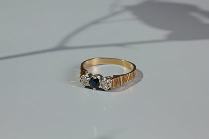 Vintage diamond and sapphire trilogy ring, in 9 carat gold