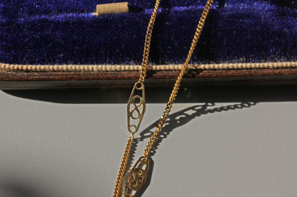 Vintage dainty fine curb link station chain, in 9 carat gold