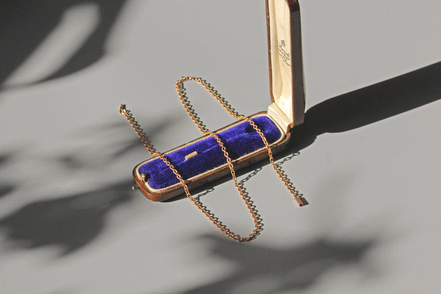 Antique Victorian cable chain with barrel clasp in 9 carat gold in blue velvet box