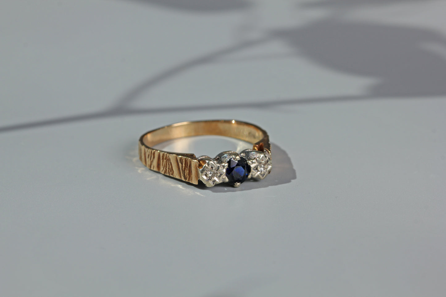 Vintage diamond and sapphire trilogy ring, in 9 carat gold