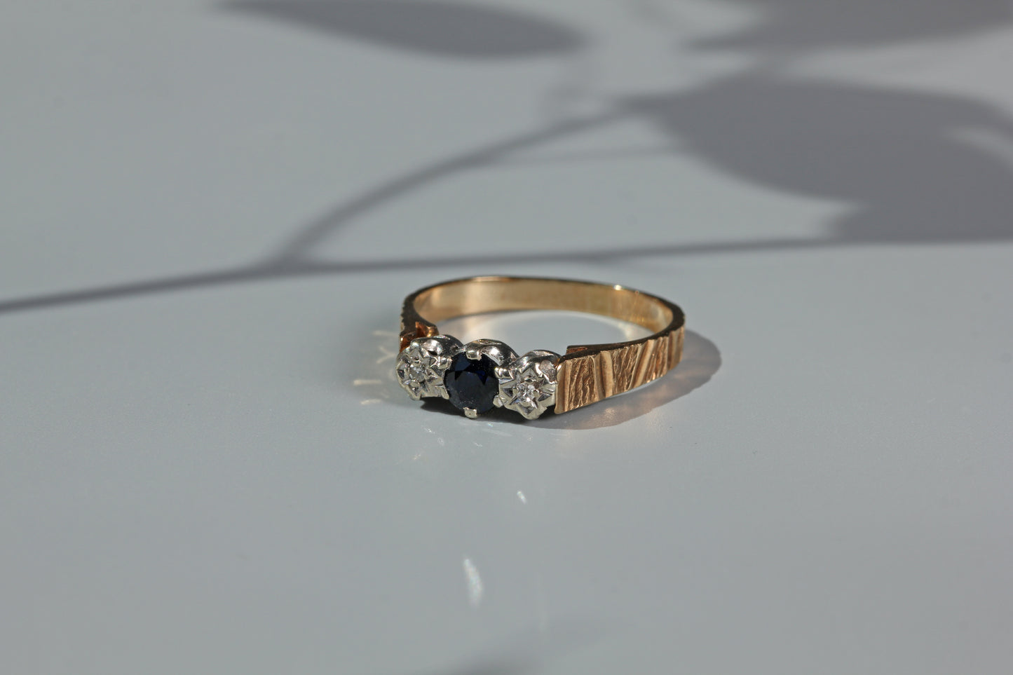 Vintage diamond and sapphire trilogy ring, in 9 carat gold