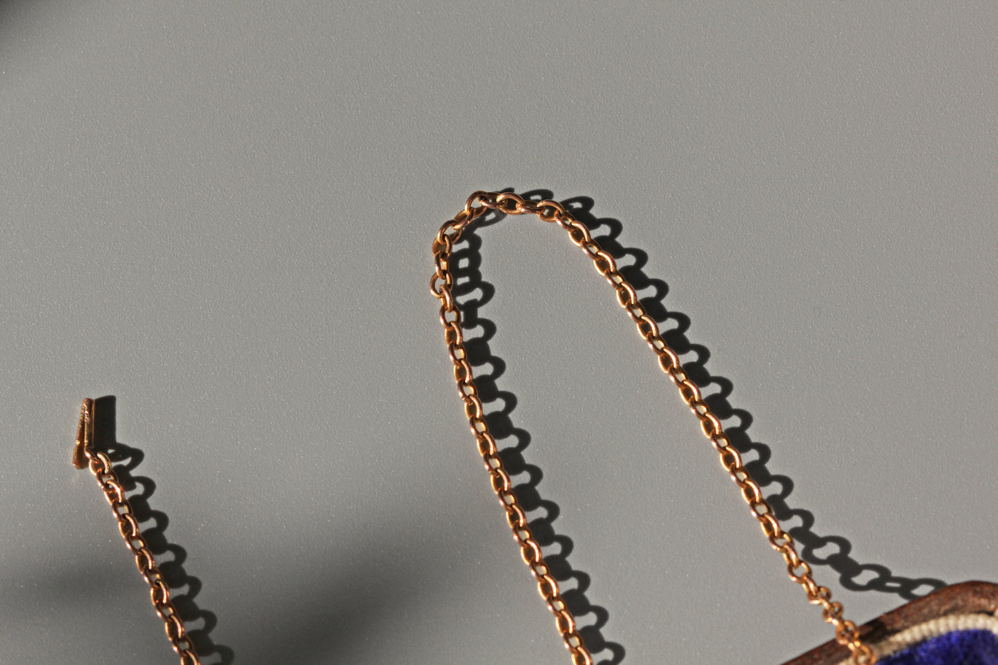 Antique victorian cable chain with barrel clasp, in 9 carat gold