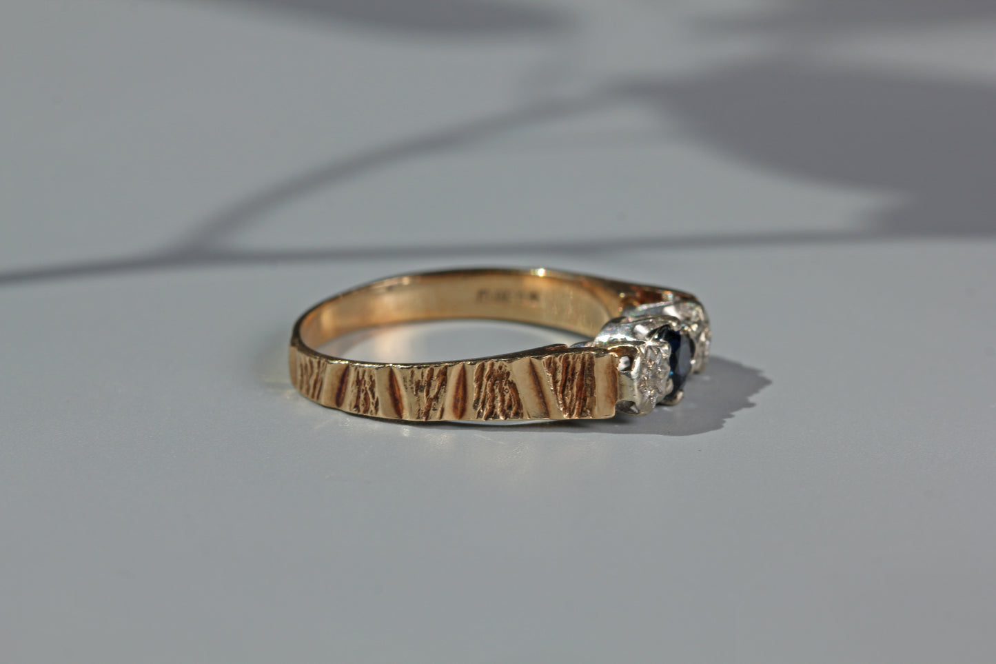 Vintage diamond and sapphire trilogy ring, in 9 carat gold