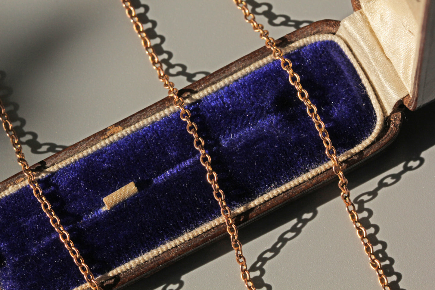 Antique victorian cable chain with barrel clasp, in 9 carat gold