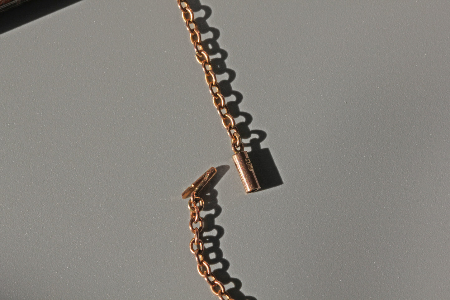 Antique victorian cable chain with barrel clasp, in 9 carat gold