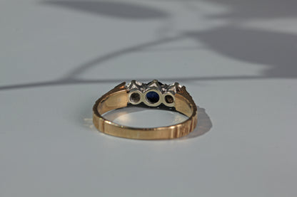 Vintage diamond and sapphire trilogy ring, in 9 carat gold