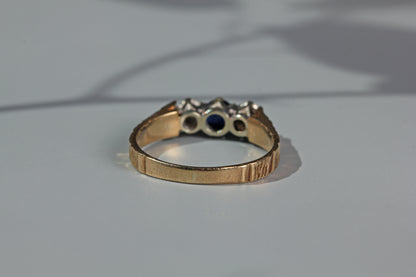 Vintage diamond and sapphire trilogy ring, in 9 carat gold