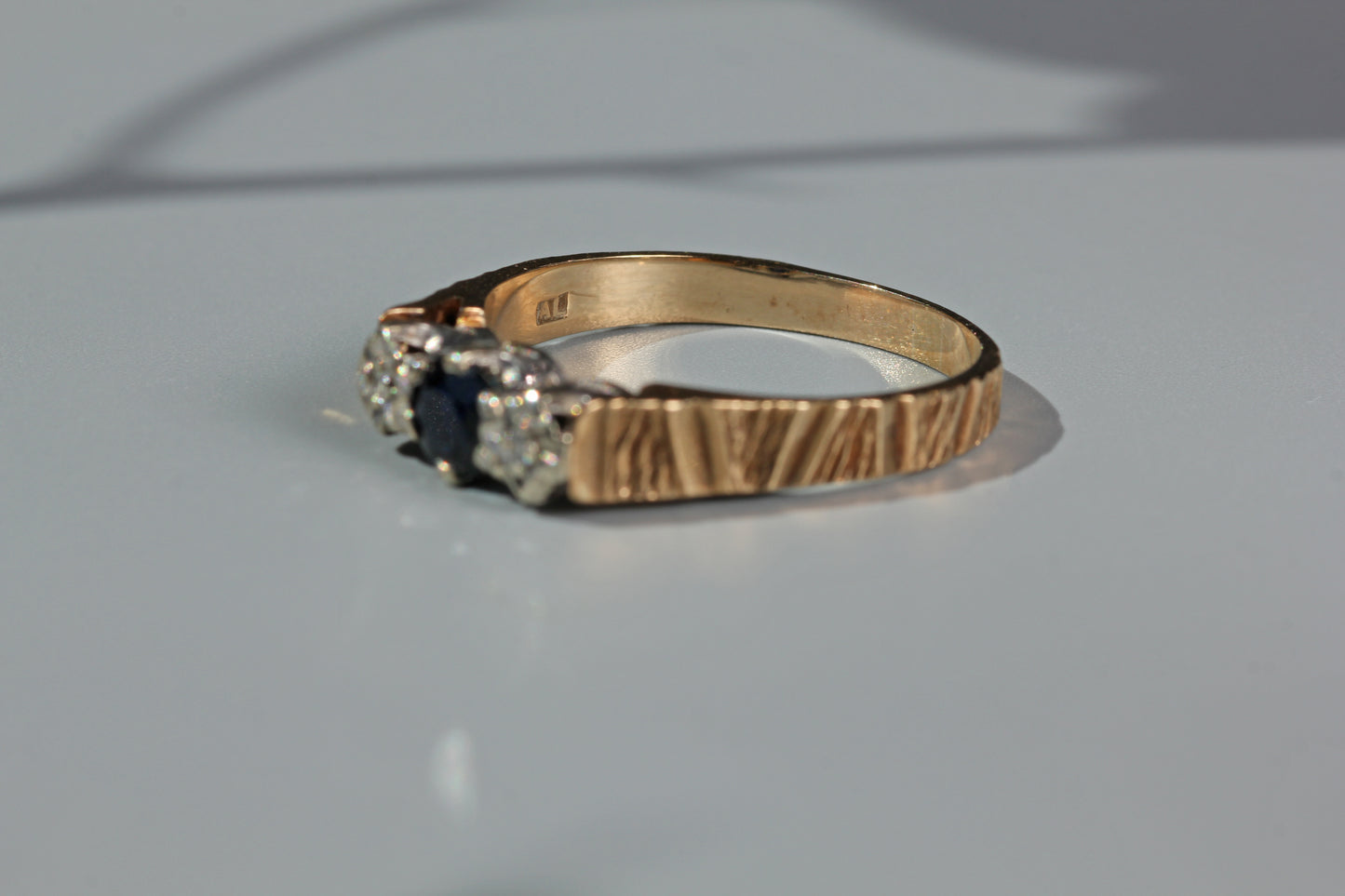 Vintage diamond and sapphire trilogy ring, in 9 carat gold
