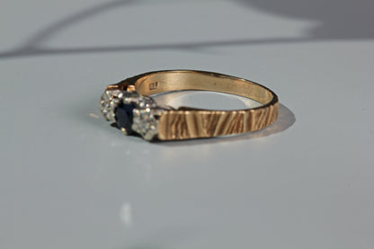Vintage diamond and sapphire trilogy ring, in 9 carat gold