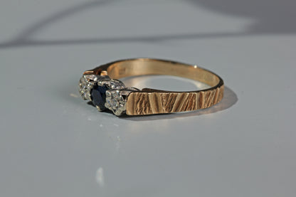 Vintage diamond and sapphire trilogy ring, in 9 carat gold