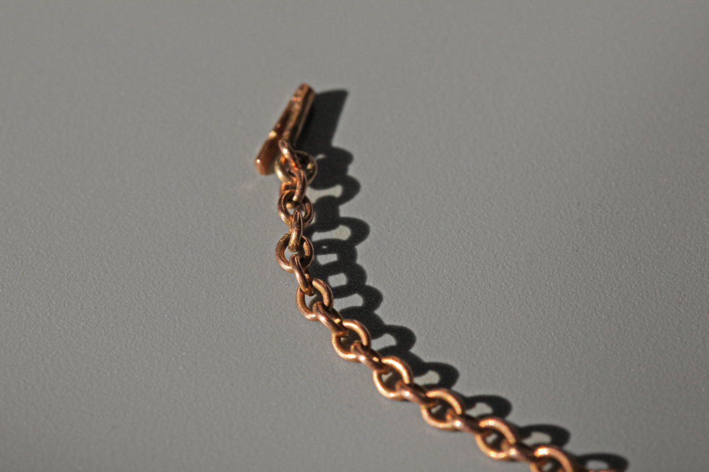 Antique victorian cable chain with barrel clasp, in 9 carat gold
