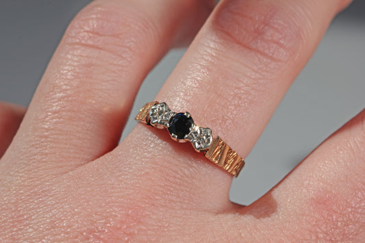 Vintage diamond and sapphire trilogy ring, in 9 carat gold