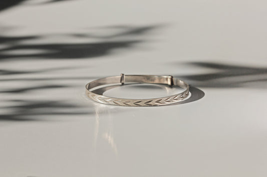 Vintage expandable target arrow motif cuff bangle, in sterling silver