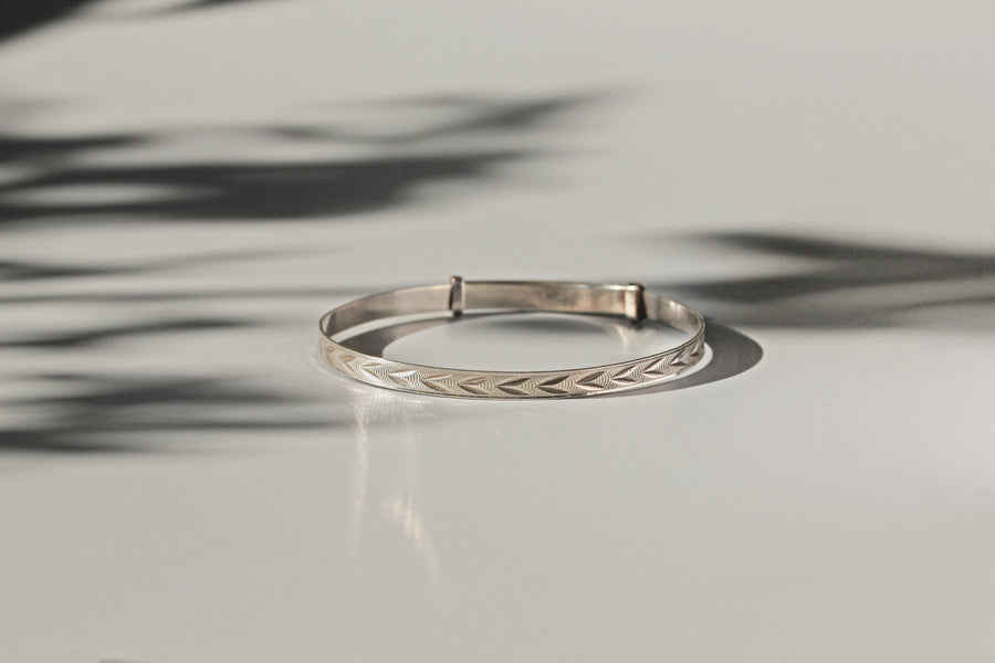 Vintage expandable target arrow motif cuff bangle, in sterling silver
