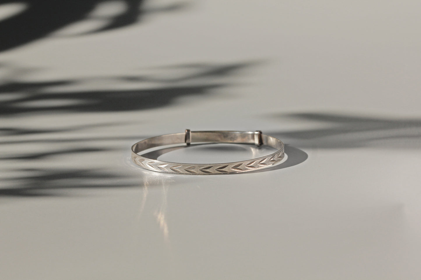 Vintage expandable target arrow motif cuff bangle, in sterling silver