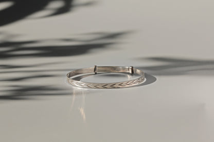 Vintage expandable target arrow motif cuff bangle, in sterling silver