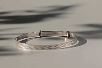 Vintage expandable target arrow motif cuff bangle, in sterling silver