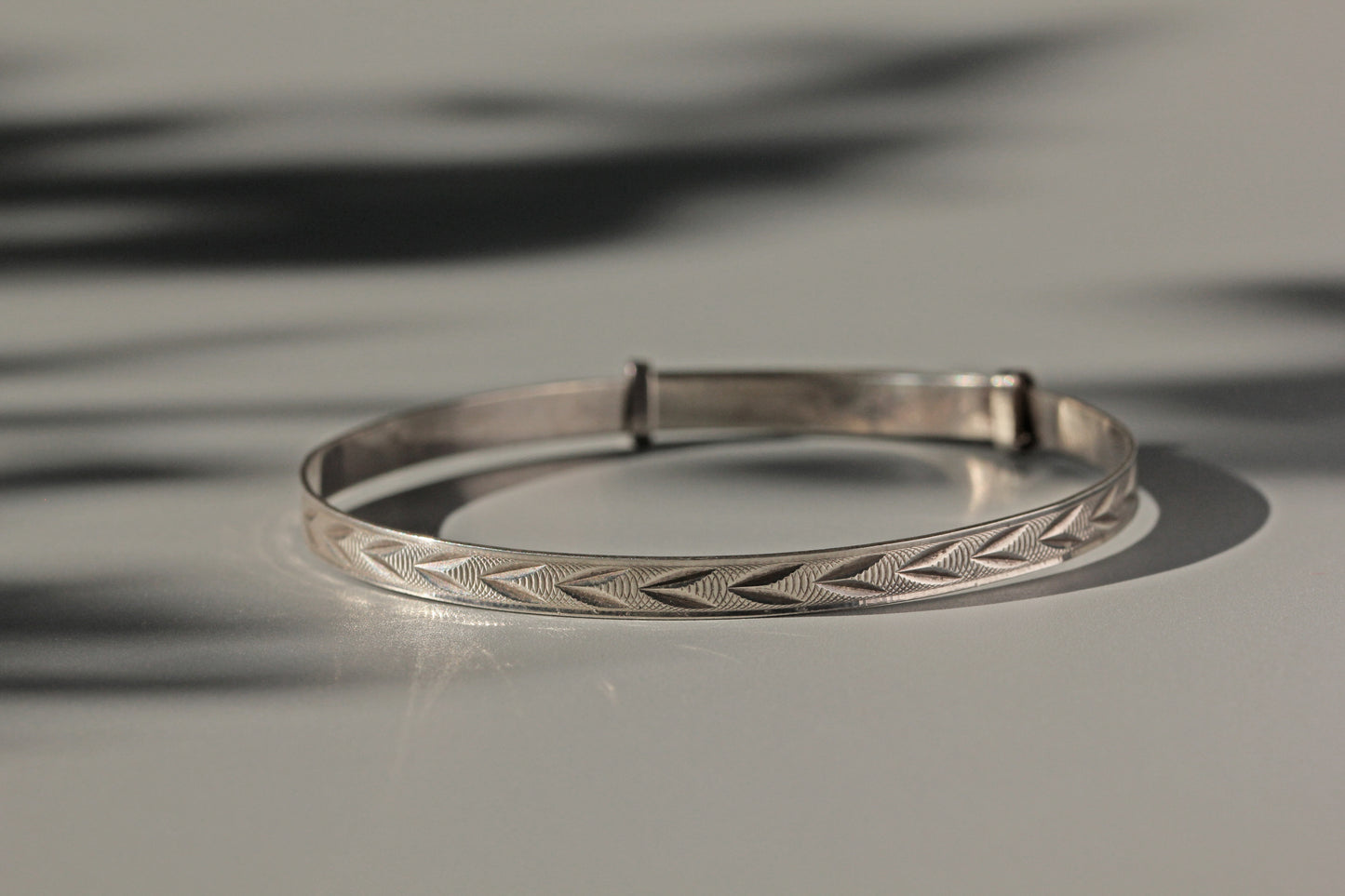 Vintage expandable target arrow motif cuff bangle, in sterling silver