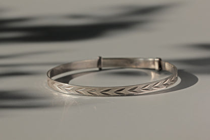 Vintage expandable target arrow motif cuff bangle, in sterling silver