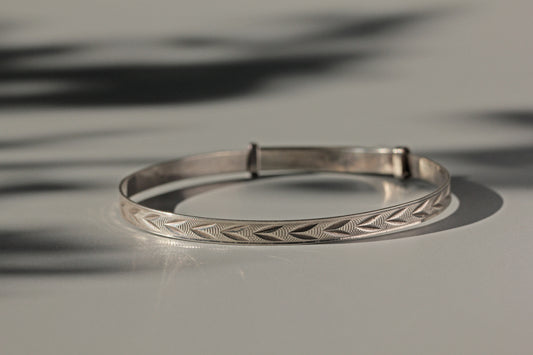 Vintage expandable target arrow motif cuff bangle, in sterling silver
