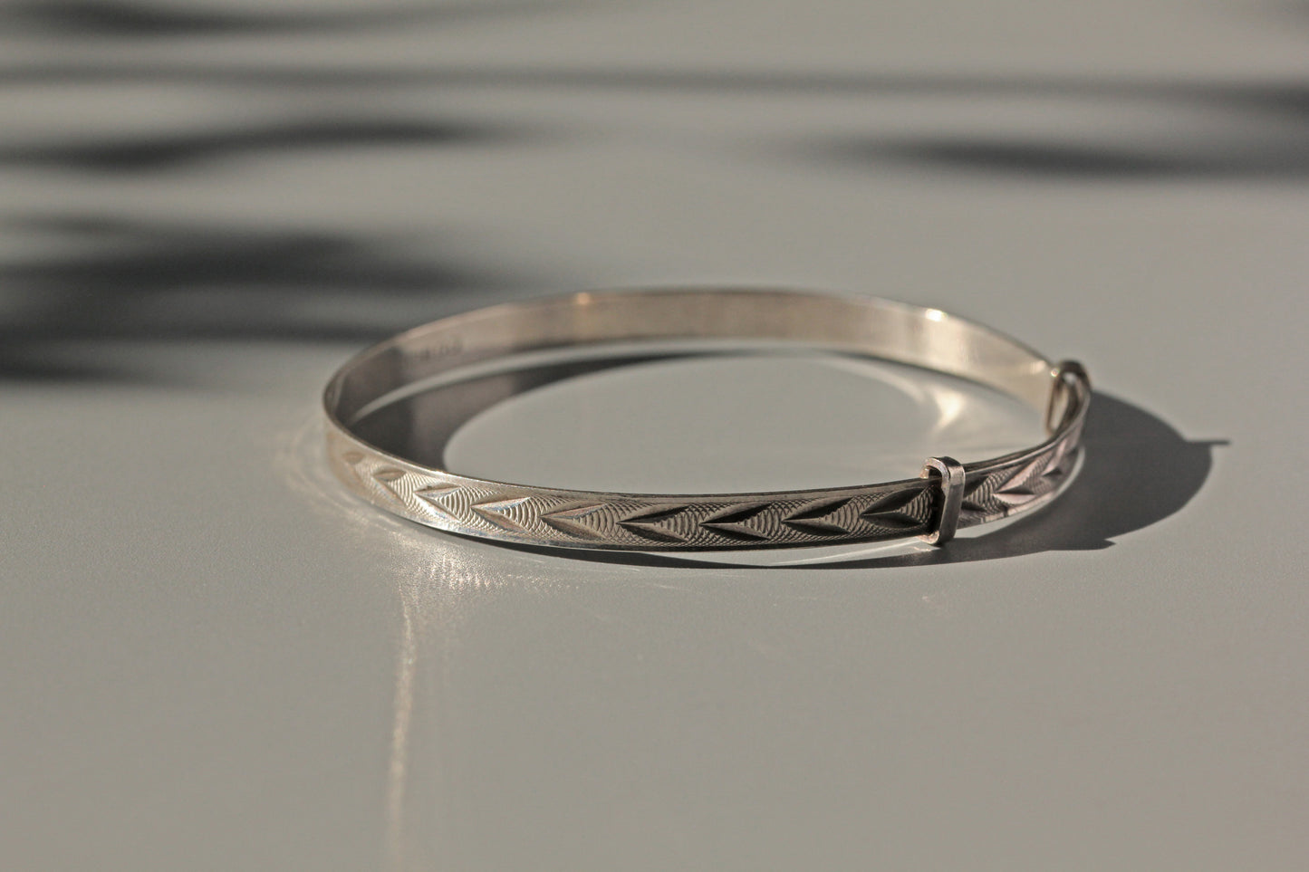 Vintage expandable target arrow motif cuff bangle, in sterling silver
