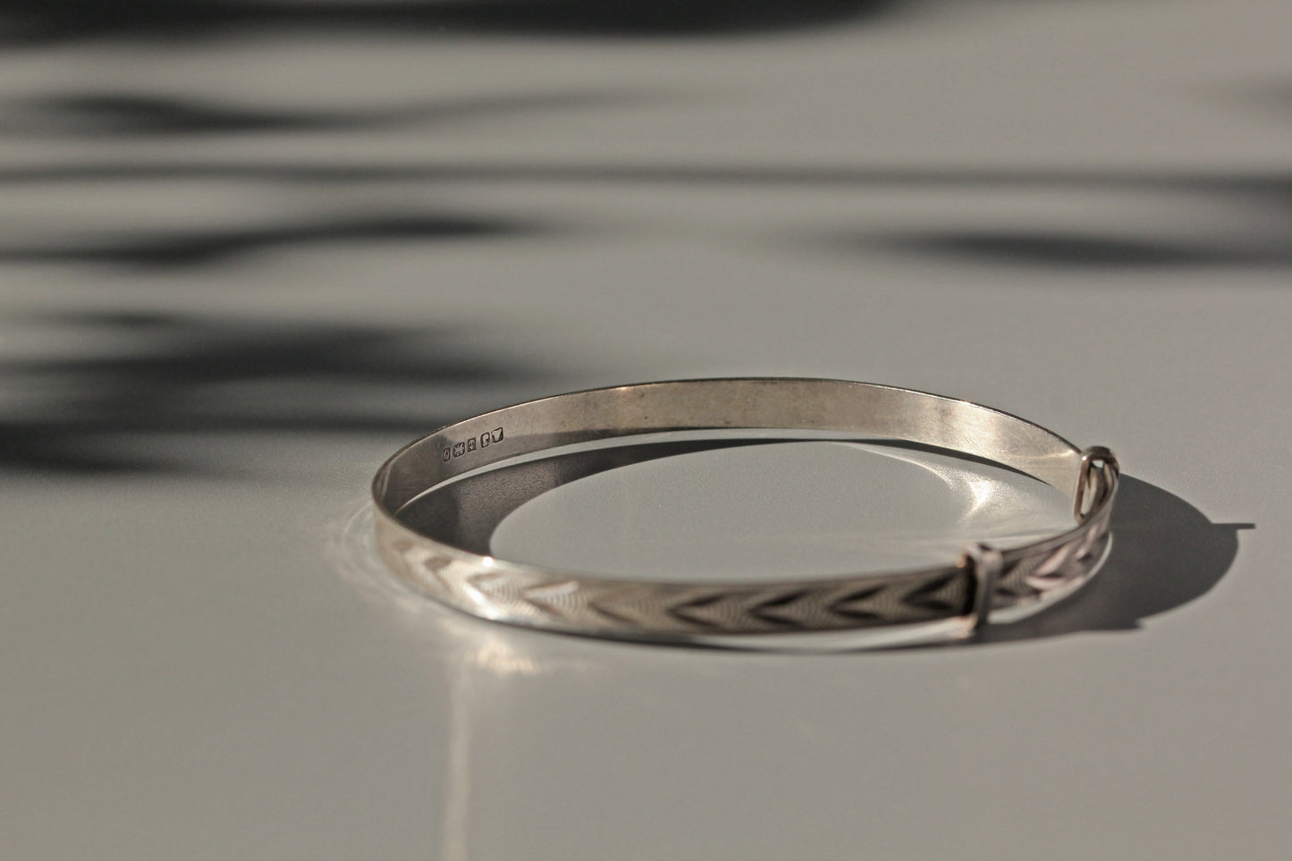 Vintage expandable target arrow motif cuff bangle, in sterling silver