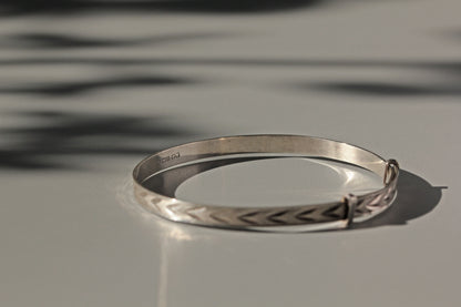 Vintage expandable target arrow motif cuff bangle, in sterling silver