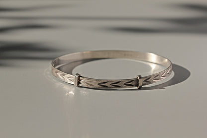 Vintage expandable target arrow motif cuff bangle, in sterling silver